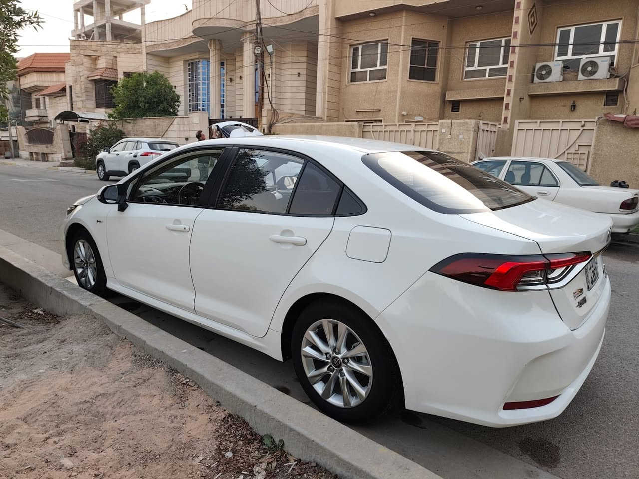 سلام عليكم كورلا هايبرد ماشيه52 الف وقابل للزياده￼
سنة الصنع ٢٠٢٥
المواصفات 
اوتو ￼هولد
مودات قياده ٣ 
هند بريك بصمه 
تركشن￼
شاشه كار بلي
تحديد مسار 
كروز سرعه 
بصمه 
لايت عدسه اوتو
٢ قطعه تبريد ￼
٢ منفذ شحن 
سلايد روف
داخل جلد اسود
المكان بغداد رقم ***********
السعر١٤٥ وبيه مجال
