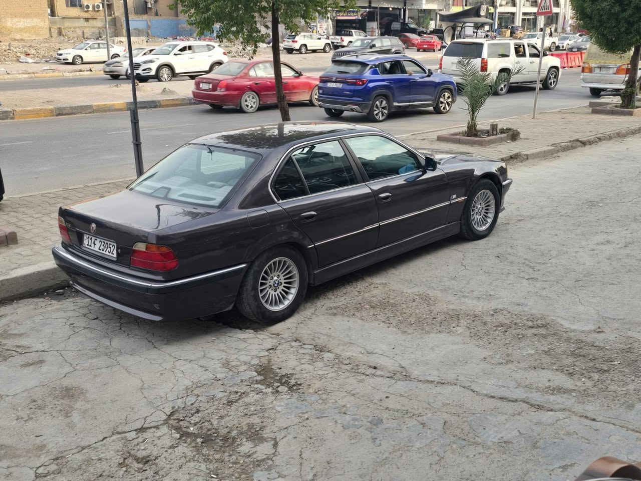 سلام عليكم بي ام دبليو خفاش 740موديل 1997محدثه2000 سياره نضيفه***********
