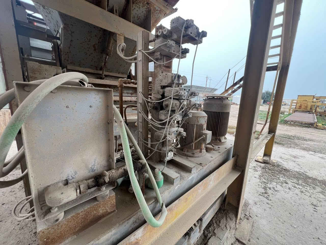 للبيع معمل مقرنص الماني Hess
يحتوي على كابستين ومعمل كونكريت مع 15 قالب طاقته الانتاجية 400متر في الساعه
للاستفسار الاتصال ***********
