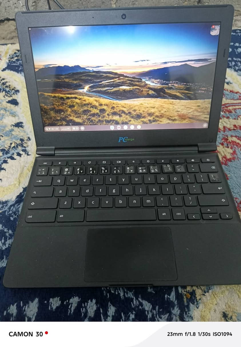 سلام عليكم ورحمة الله وبركاته عندي هاذه لابتوب هاي مواصفاتة PCmerge هو اسم العلامة التجارية للكمبيوتر المحمول الموجود في الصورة، والذي يعمل بنظام التشغيل ChromeOS (كروم بوك)..
معلومات إضافية:
الطراز: تشير نتائج البحث إلى أن الجهاز قد يكون طراز PCmerge Chromebook AL116 أو PCM-116E / PCM-116EB.
نظام التشغيل: يعمل بنظام التشغيل خفيف الوزن والآمن من Google، المصمم للعمل السريع والسهل.
المواصفات المحتملة: تشمل المواصفات المحتملة معالج Intel Celeron N3350، وذاكرة وصول عشوائي (RAM) سعة 4 جيجابايت، وسعة تخزين 32 جيجابايت. 
سلام عليكم ورحمة الله وبركاته عندي هاذه لابتوب هاي مواصفاتة  السعر بل خاص عنوان زعفرانيه شارع المعهد لايوجد توصيل عادي ذا مراوس بايباد رقمي *********** واتساب متواجد
