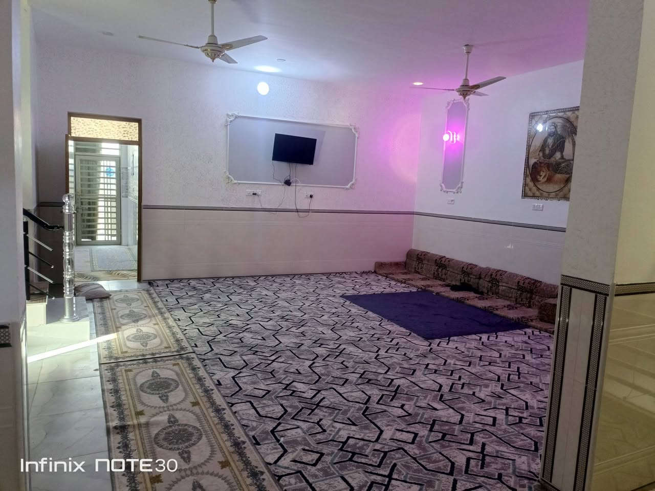 اللبيع بيت طابو مساحه200متر بناء جديد قرب المدارس الصينيه  موقعه ع شارع 30
مكون من استقبال  وصاله ومطبخ حار وبارد  وغرفتين وصحيات خارجيه وداخليه  كلشي موضح بلفيديو 
***********
