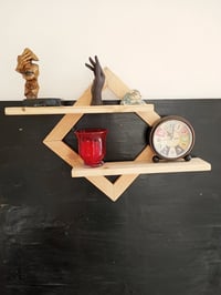 رف خشبي هادء باسعار مناسبة يوجد توصيل الاتصال 07740591627