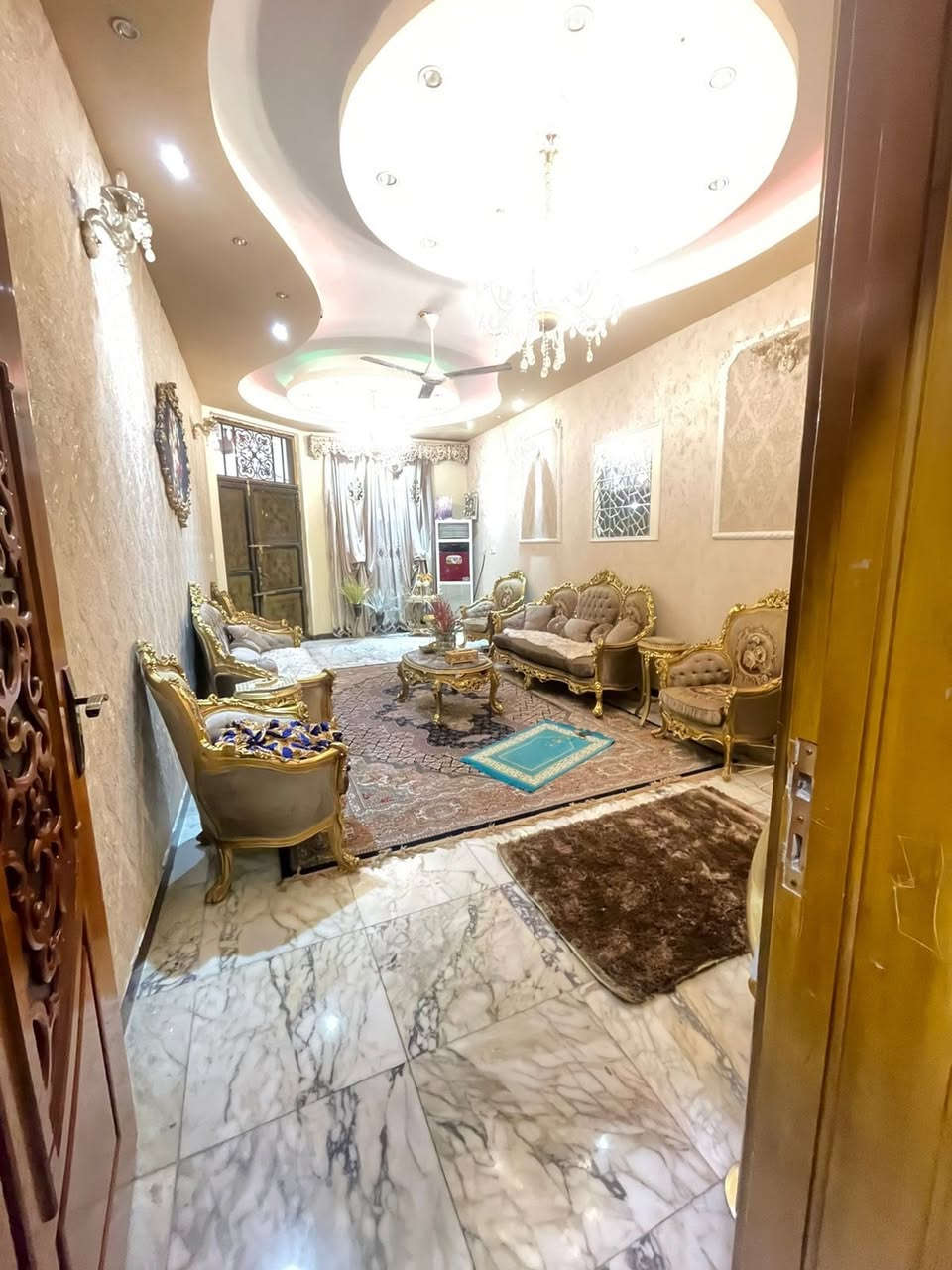 السلام عليكم 
بيت للبيع بناء حديث مساحة 200m
واجهة 10 نزال 20 
على شارع 10m
يحتوي على 4 غرف 
غرفة بالطابق الارضي و 3 في الاعلى احدى الغرف كبيره تحتوي على حمام داخلي 
صحيات للطابقين اضافة الى المطبخ 
كراج للسيارة 
عنوان البيت الحكيمية السوق الاصفر
السعر 700 قابل للتفاوض 
للتواصل ***********
