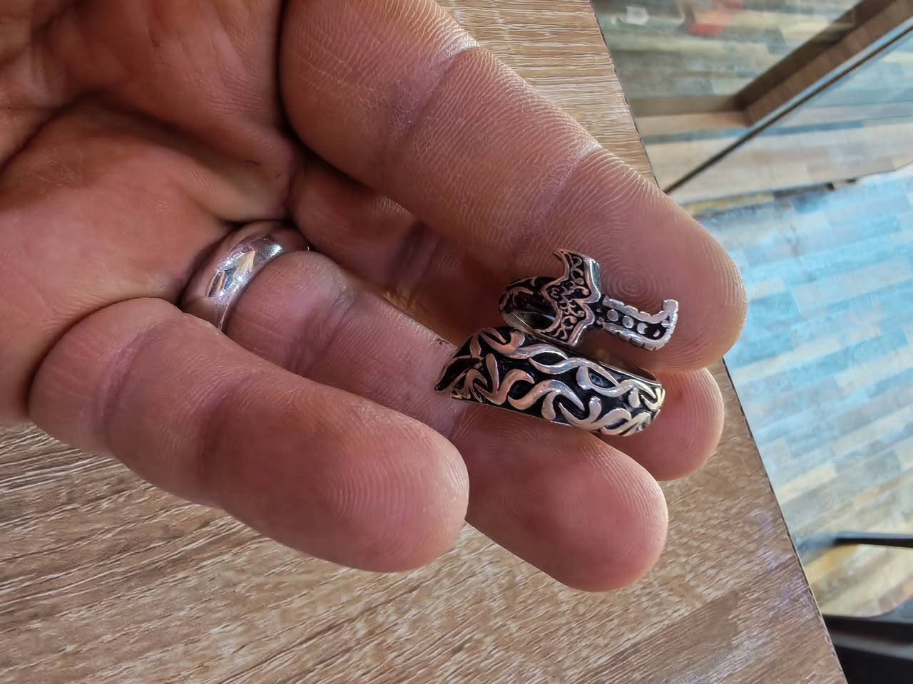 خواتم شبابية للبيع
عقيق يماني منقوش (يا علي بن موسى الرضا) عليه السلام
فيروز نيشابوري تفاحي صياغة عراقية 
مع خاتم سيف أمير المؤمنين عليه السلام
*********** بغداد مدينة الصدر
