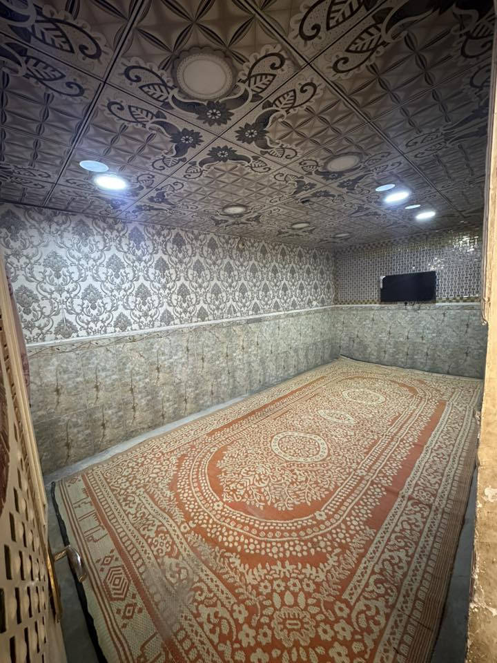 سلام عليكم دار للبيع في حي طارق الوسط اول بيت بشارع مدارس الحشد مساحه 160متر زراعي الدار يحتوي علئ حوش كبير صاله 3غرف نوم ومطبخ صحيات خارجيه وداخليه ومنور 
ملاحضه الدار عكاده السعر 55 وبي مجال 
للاستفسار ***********
