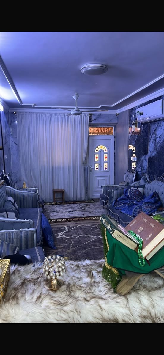 دار للبيع بغداد بلديات قرب لحوم البرك مساحة البيت 240 متر واجه 8نزال 30  سند منفصل يحتوي البيت على خمس غرف نوم غرفتين سويت مع مخزن + استقبال 8*4 + صاله عائليه + مطبخ بارد +مطبخ حار سعر المتر 2625000 لتصال على الرقم ***********
