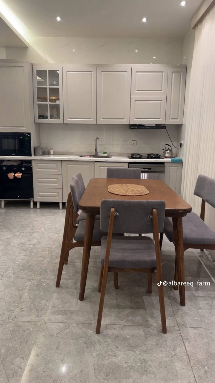 السلام عليكم  للبيع ٥ دوانم سند ٣٥  بيها نخل وحدايق بيها ساحه طوبه وبيها ساحه تصادم سيارات ومشتمل مئثث وقاعه بليارت وجلسه عربيه وبيها خمس مسابح واردها ١٠ او اكثر ***********
