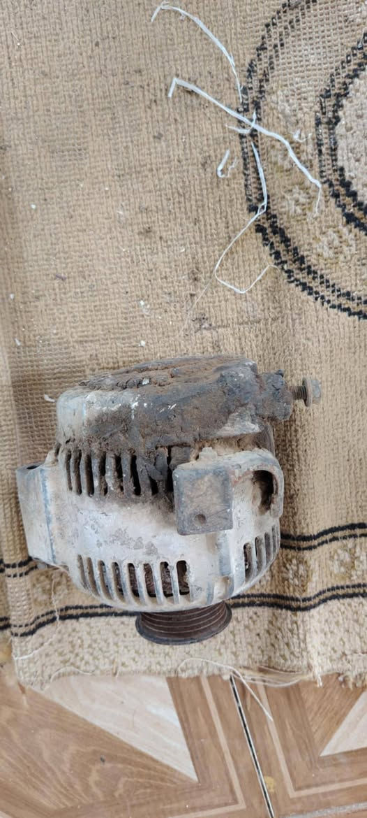 السلام عليكم جميعاً 
عندي غراض بطه مكينه ثنين ونص شغالت  
سلف 
دينمو
مروحه  
ظفيره 
مسطره 
قايش 
ثلاجه 
السعر كل 250.  رقم الهاتف ***********
