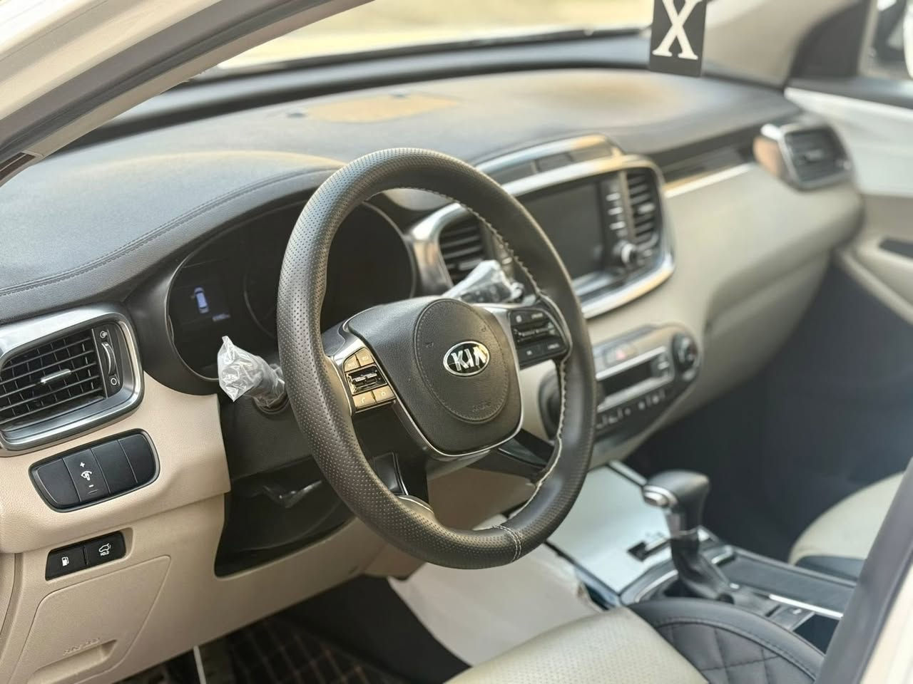 السلام عليكم 
سورنتو 2020 خليجي 
مكفوله كفاله عامه 
عدا صبغ باب يمنه على كد شبر  
فول مواصفات 
بانوراما 
بصمه 
شاشه كبيره 
كاميرا خلفيه 
قطعتين تبريد 
صندوق كهربائي 
كشنات كهربائي 
ويل 19 
مكينه 3600 
سته سلندر 
7 راكب 
رادار 
حساس امامي خلفي 
لايت ناصي عالي زنون 
وبيها مواصفات بعد هواي 

السياره نضيفه جداً  استعمال شخصي 
ماشيه 70 الف حقيقي 
سعر  258 ورقه وبيها مجال بسيط 
العنوان بغداد حي القاهره قرب جامع النداء 
الرقم ***********
