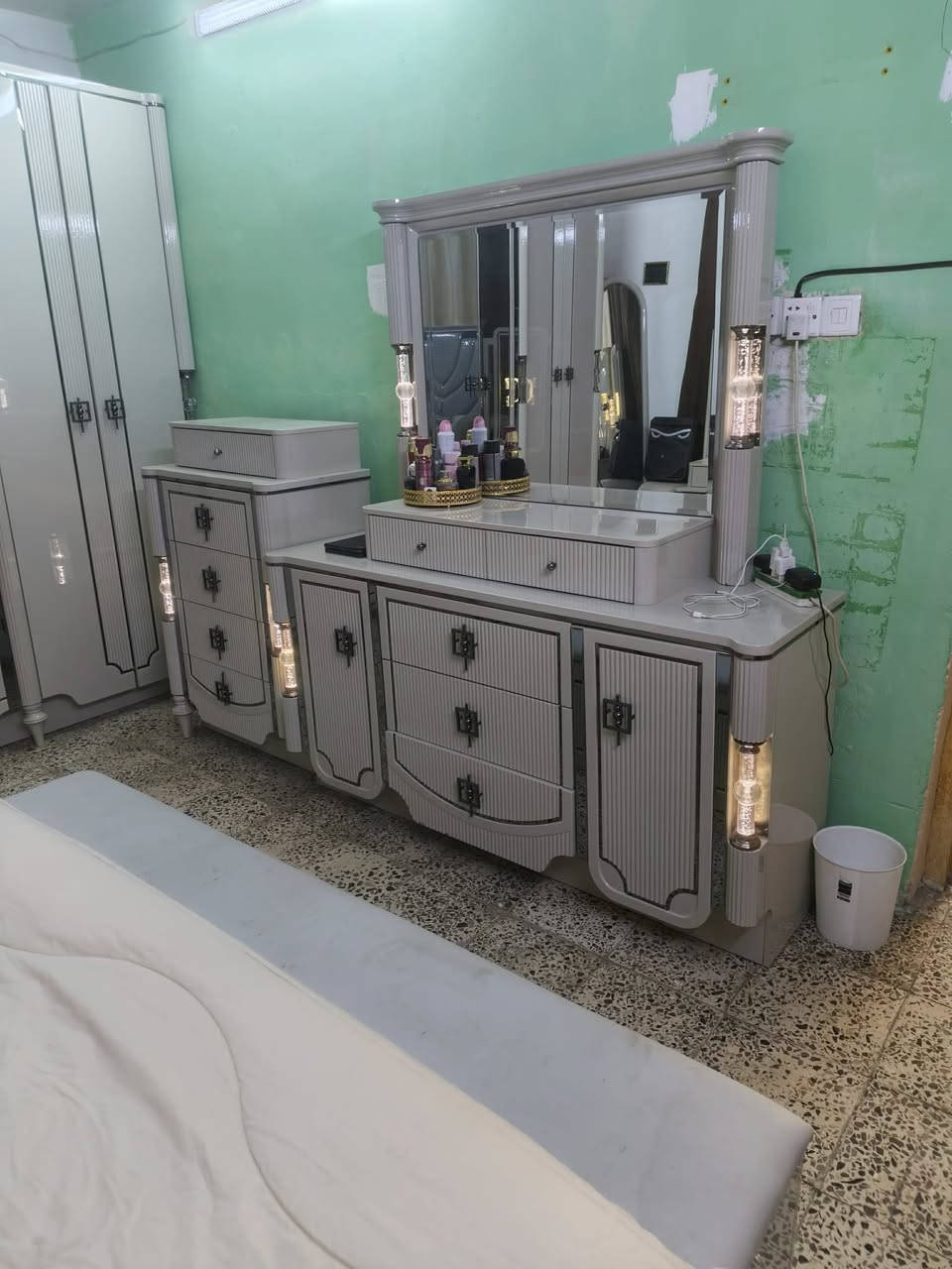 السلام عليكم
غرفة نوم 9قطع السعر مليونين وبيها مجال 
العنوان بغداد الاسكان قرب جامع الاسكان
***********
سبب البيع انتقال لبيت اخر
