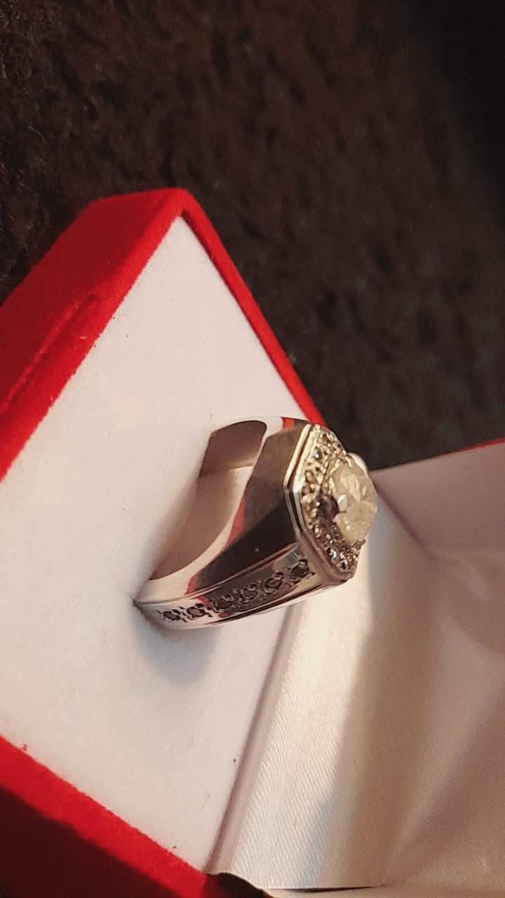 خاتم من الفضة مرصع بالالماس البلجيكي الحر في محيطه وعلى جانبيه ايضا بحجم قيراط ، و تتوسطه ماسة خشنة نسبيا بحجم ( 2 قيراط ) قيراطين ،،،  معروض لدى ( الدار العالمي للانتيك )
هاتف /  ***********      واتساب & فايبر

