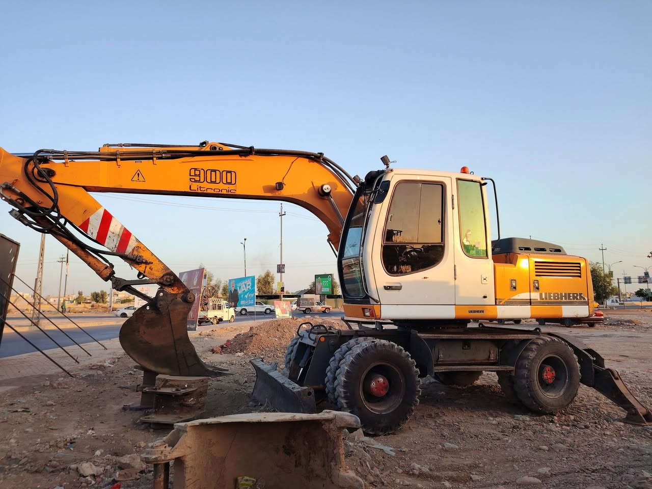 حفاره لبهير شبح للبيع موديل 2003 بم نوزل حفاره مكفول كفاله عام تخم تايرات جديده تأسيس نقار تأسيس برينه تأسيس كماشه ***********
