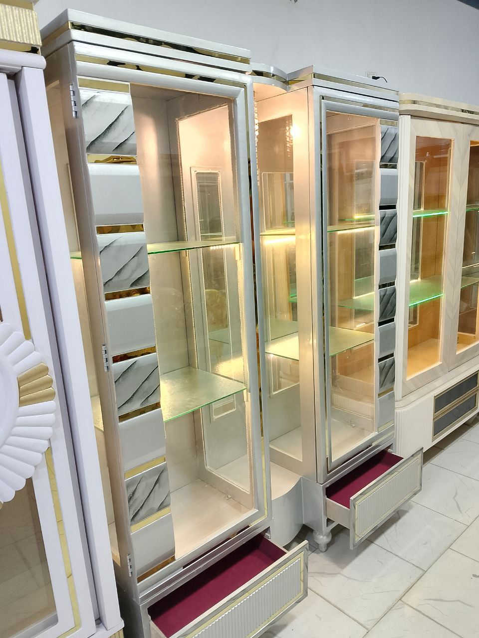 جاهز ع التحميل فورررررررررى 
النيش القشرة الافريقي 
خشب كبس فايبر محمل 
ملزوق قشرة افريقي بالكامل 
وتشطيب بروتان ببرونز
٢ درفة مقاس ١٤٠ سم في ارتفاع ٢٢٠ سم 
تطعيمات استلس 
٢ درج مبطن تنجيد 
ليدات في الضهر 
رجول استلس 
زجاج ٤مل جناب ودلف 
و٦مل ارفف فعلي


**إذا كنت صاحب هذا الإعلان وتريد حذفه لأي سبب، رجاءا أرسل رسالة إلى الدعم الفني**