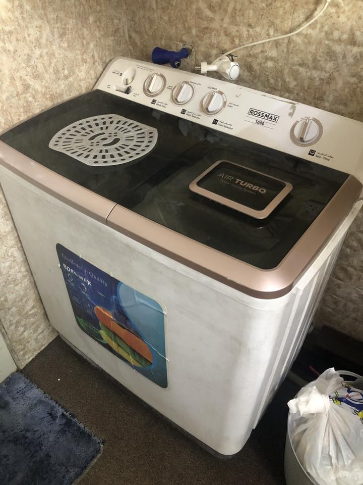 غسالة حجم كبير 1600 تغسل بطانيه   جدا نظيفة ماداخله تصليح السعر 150 وبيهه مجال مكاني نجف حي الجمعيه ***********
