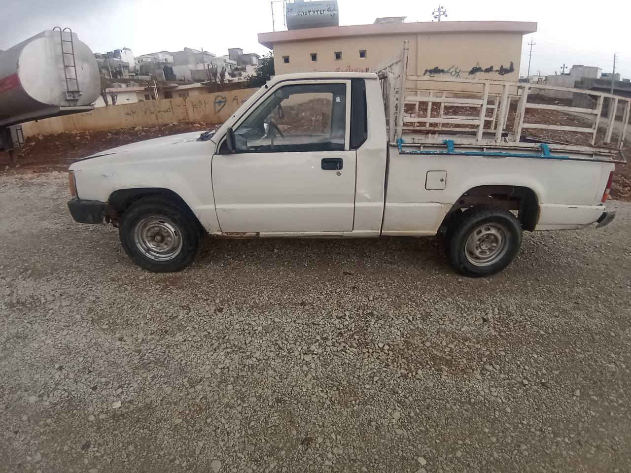 پیکاپ 1998مستەربۆشی بەشەرتی گێڕو مەکینە کارەبای مەزبوتە دەنگی ئەکسلی نیەو شەش گێڕە جوار تایەی باشی لەشێرایا وەرگەراو لێدراو نییە سەنەویشی لەگەڵایا بەشەرتی ئەوەی ماڵ کەس نەبێ و پارەی کەسی تیانەبێ نرخی 12$ شوێن سڵێمانی ژم /*********** السليمانية, العراق
