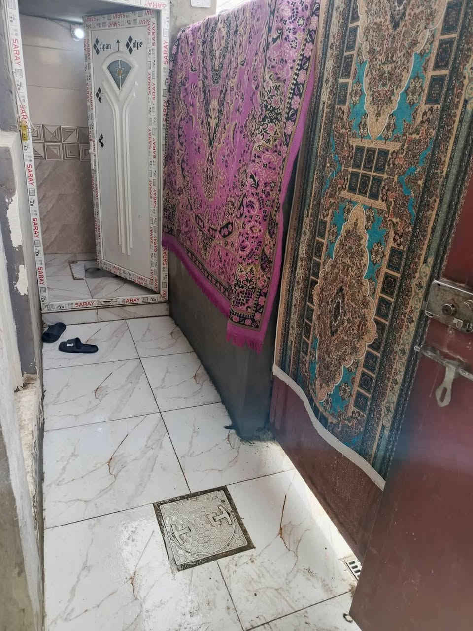 سلام عليكم اخوان بيت للبيع. زراعي  المساحه 50 متر
البيت طابقين الطابق الاول  استقبال مطبخ حمام تواليت

الطابق الثاني غرفه صاله بيتونه  

البيت كله  كامل البتلو  رفت مكانه جسر ديالى جامع طه قرب مدرسه فتى الاسلام رقمي للتواصل ***********
