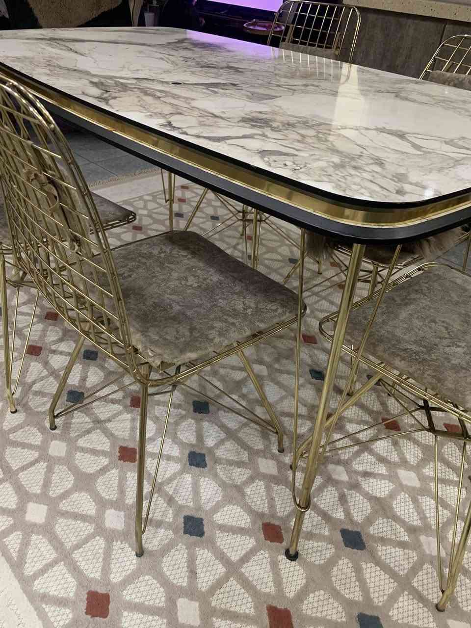 السلام وعليكم ميز طعام للبيع خمس كراسي فقط لانو الكرسي السادس مكسور للتواصل خاص السعر 100


**إذا كنت صاحب هذا الإعلان وتريد حذفه لأي سبب، رجاءا أرسل رسالة إلى الدعم الفني**