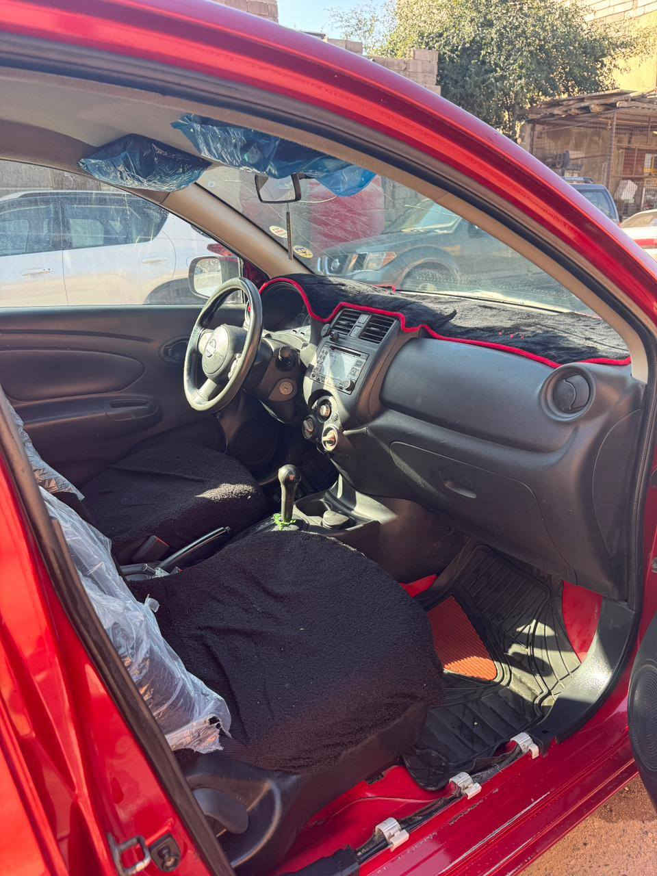 سلام عليكم نيسان فيرسا مديل ١٤ سياره حادثه جاملف الوره وشويه من الباب سياره تحويل ثاني يوم  حلوه سياره  الرقم ***********.السعر ٧٧ البصرة, العراق
