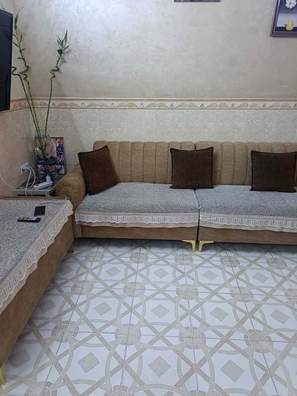 دار للبيع 100متر طابقين في منطقة الثعالبة في العشر الاف 3 غرف نوم وصحيات 3 واحد خارجي وثنين داخلي وصالة ومطبخ ومنور واذا تحبون مع الاثاث او بدون بكيفكم للتواصل مع صاحب الدار 
***********
