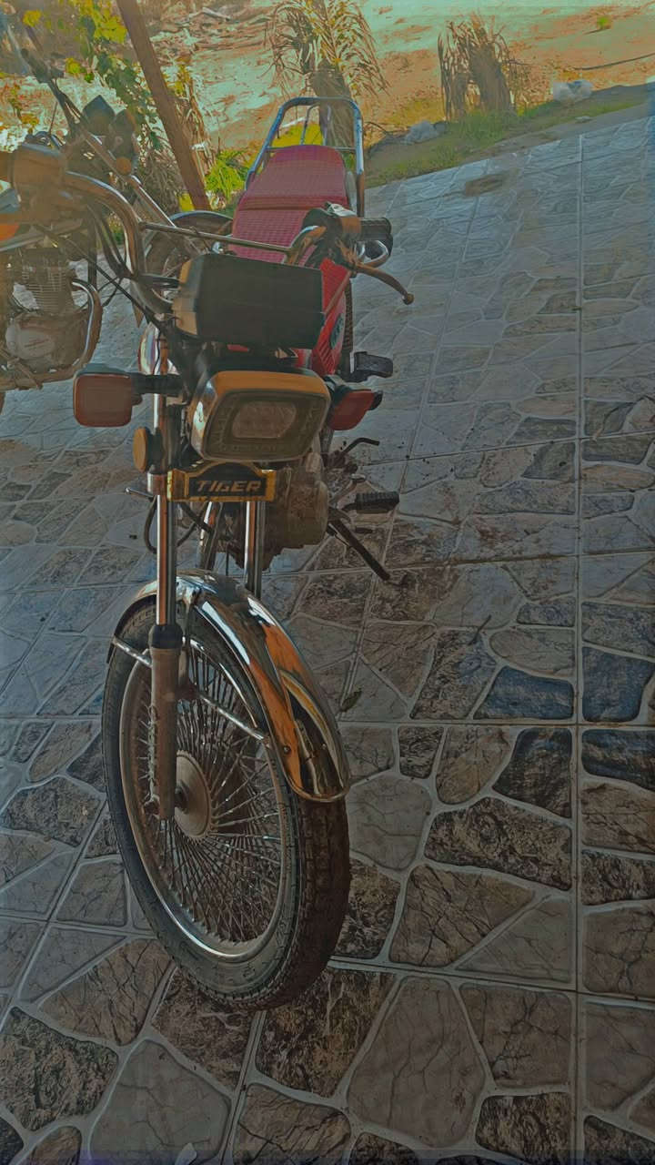 سلام عليكم شباب تأكير 2021 لبيع دراجه مرتبه واحد علئ واحد 
 ما مغسوله ابترابه وراق محرك ما مفتوح السعر 450 بيه مجال أو هاذا راقمي ***********
***********
