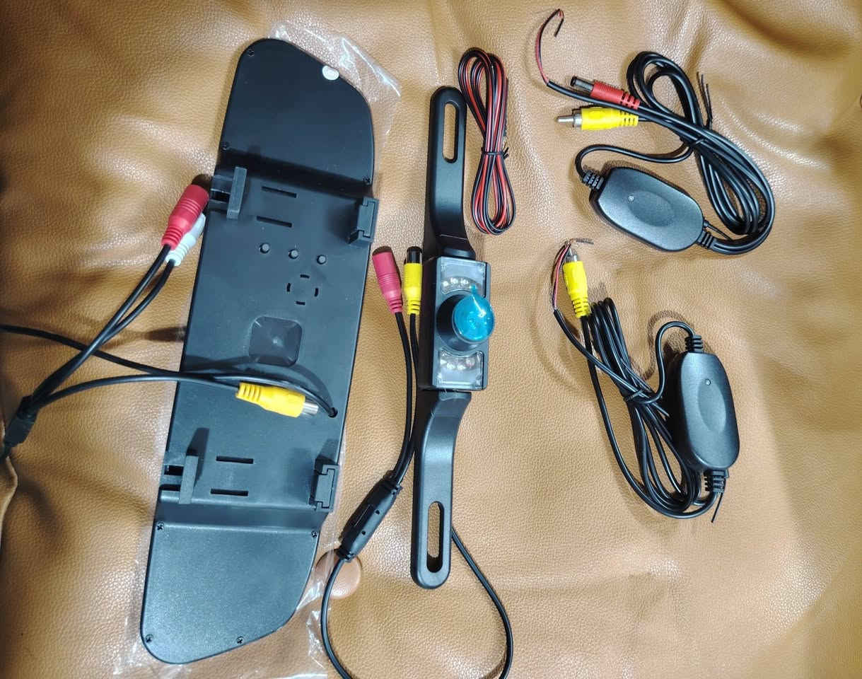 كاميرا خلفية للسيارة تُثبت على لوحة الترخيص (Car License Plate Rearview Camera).هذا النوع من الكاميرات مصمم ليتم تركيبه بسهولة كإطار للوحة السيارة الخلفية، مما يساعد السائق في الرؤية عند الرجوع للخلف.مميزات ومواصفات عامة لهذا المنتج:سهولة التركيب: تُثبت مباشرة كإطار للوحة الترخيص دون الحاجة لثقب جسم السيارة في الغالب.زاوية رؤية واسعة: توفر الكاميرا عادةً زاوية تصوير عريضة (تصل أحياناً إلى 170 درجة) لتغطية النقاط العمياء خلف السيارة.دعم الرؤية الليلية: تشتمل العديد من هذه الطرازات على مصابيح LED مدمجة لتحسين الرؤية في ظروف الإضاءة المنخفضة.مقاومة للماء: المنتج مصمم للاستخدام الخارجي، لذا يكون عادةً بمعيار مقاومة للماء (مثل IP67 أو IP68) ليتحمل الأمطار وظروف الطقس.


**إذا كنت صاحب هذا الإعلان وتريد حذفه لأي سبب، رجاءا أرسل رسالة إلى الدعم الفني**