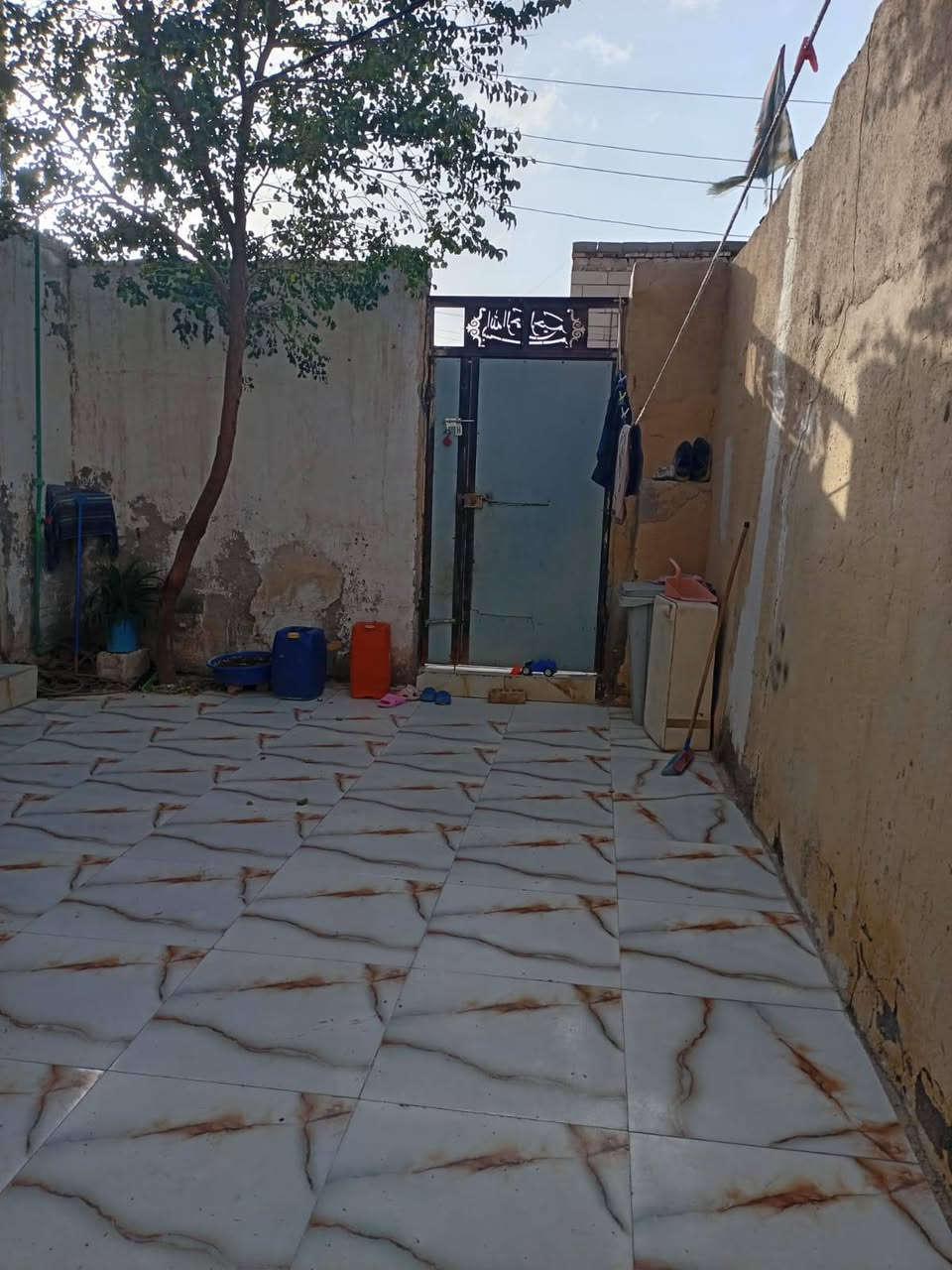 بيت زراعي للبيع طابقيبن الأول معزول عن الثاني صب كونكريت الطابق الأول استقبال وصاله وغرق نوم 2 حمامات داخلين وخارجيه.  مطبخ الطابق الثاني صاله وغرق نوم 2 ومطبخ وحمام ناصريه نهايت الاسكان الصناعي عمود 42  يبعد عن شارع الرئيسي طريق يا حسين 30م السعر 65 موبايل ***********
