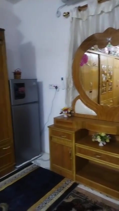 غرفه نوم للبيع جديده استخدام قليل محتاج وريد ابيع كتمله الغرفه السعر 1050 مليون وخمسين وبيها مجال العنوان عماره حي الرفاق الاستفسار خاص او على هاذه الرقم ***********
