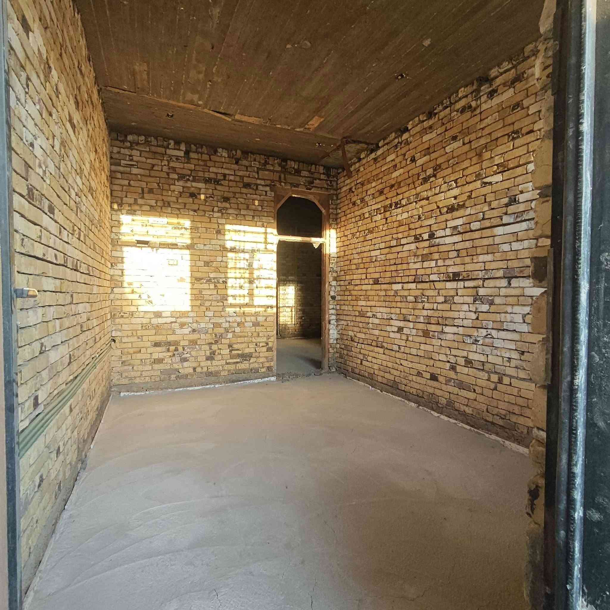 السلام عليكم بيت للبيع المساحه 160م واجه8 ونزال20 بناء حديث ثاني بيت عن الشارع العام 
مجمع صحيات داخليه و خارجيه
الغرفه5.5*4
الصاله5*8
البراني7*4
المطبخ5*3.5
تأسيس ماء كامل 
تأسيس مجاري كامل
ارضيه صب كونكريت
العنوان الديوانية شارع هدى سجاد
***********رقم صاحب الدار

