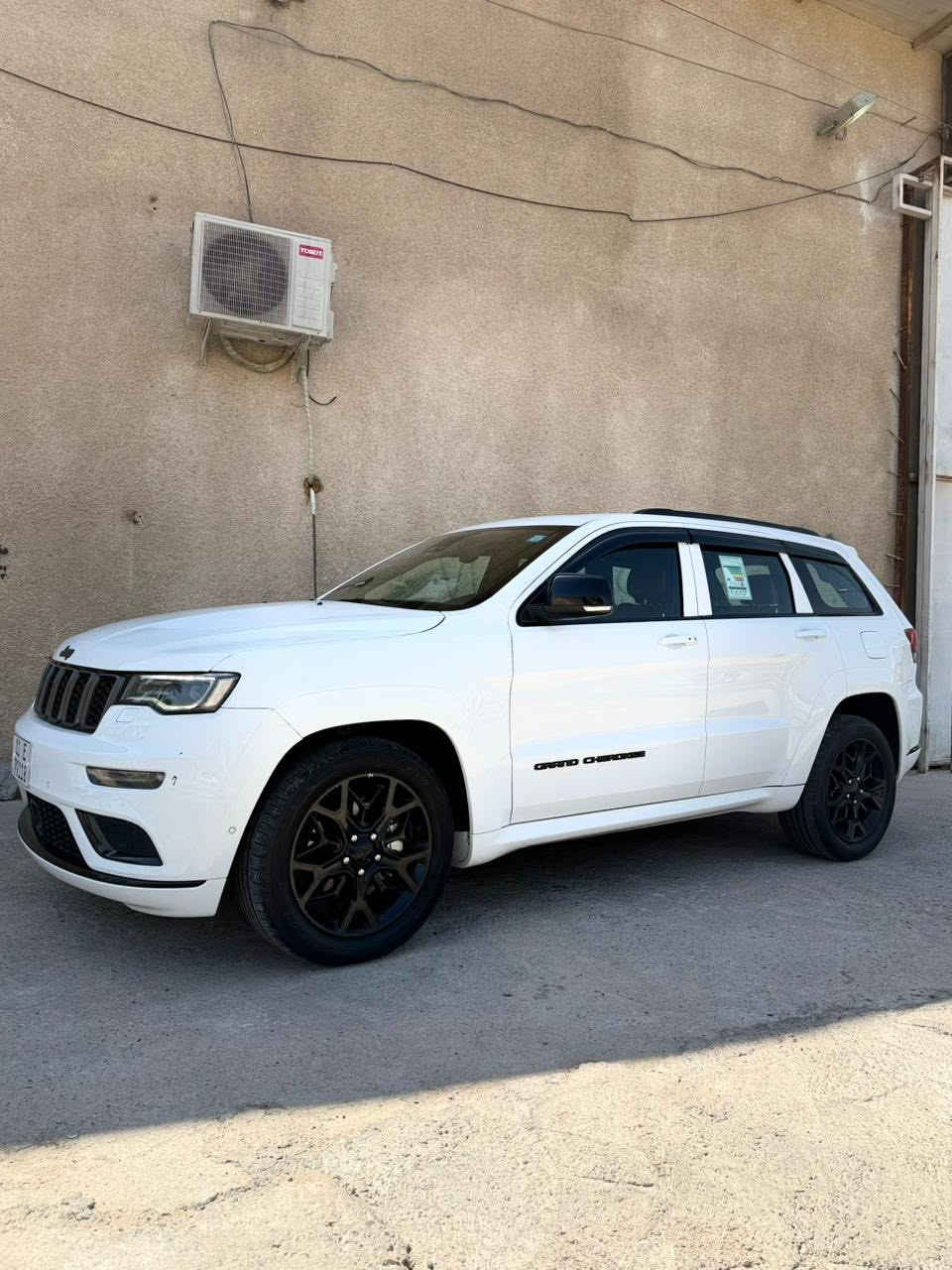 السلام عليكم       👈(287)👉وبيها مجال بلاش والله
من رخصة الأدمن المُحترم…
للبيع jeep جيب 2021 خليجية 
كفاله عامه من كل شي حتى الدعاميات 
كفاله مكينه 6 سلندر 
مواصفات السياره S فول 1/1
داخل احمر مميز 
رادار امامي رادار خلفي رادارات جانبيه
حساسات إماميه وخلفية وجانبيه
كشنات جلد حار وبارد 
كشنات كهرباء تحكم ستيرن جهتين 
تثبيت سرعة تحديد مسار شفتات 
بالستيرن بانوراما معروفة مواصفات
ال S جنطة كهرباء 

السعر :287$ وبيها مجال للشراي
لون السيارة ابيض رقم السيارة بغداد
موقع السيارة بغداد بأسمي تحويل
 ثاني يوم
رقم***********
