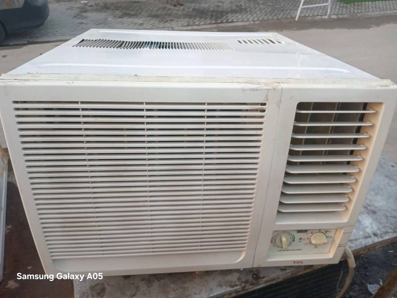 مكيف طنين تي سي ال  سعره ٢٥٠ الف على فحص والضمان ويوجد توصيل بكروه داخل بغداد  عنوان بغداد الأمين الثانيه نواب ضباط الشراي يتصل ***********
