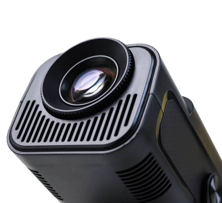 داتا شو projector ultra HD  hy320
نظام اندرويد و نظام عرض الهاتف َ بلوتوث ( سينمانا - نتفلكس - كوكل بلى) 
تصميم فري ستايل (180 درجة): يتميز بقاعدة ذكية تسمح لك بتدوير الجهاز وعرض الصورة على الجدار أو السقف بسهولة تامة.
دقة العرض: يدعم دقة HD مع توافق لعرض محتوى بدقة Full HD 1080p عند توصيله بمصدر خارجي.
الربط السلكي المتطور: يدعم عرض شاشة الهاتف (آيفون وأندرويد) مباشرة عبر كابل البيانات الأصلي (Wired Mirroring)، مما يضمن استقرار الصورة وعدم التأخير (No Lag) مقارنة بالواي فاي.
التوافق مع الأجهزة: يمكنك توصيل (بلايستيشن، لابتوب، ستلايت، أو فلاش ميموري) عبر منفذ HDMI أو USB.

يتوفر خدمة التوصيل لجميع المحافظات ✅


**إذا كنت صاحب هذا الإعلان وتريد حذفه لأي سبب، رجاءا أرسل رسالة إلى الدعم الفني**