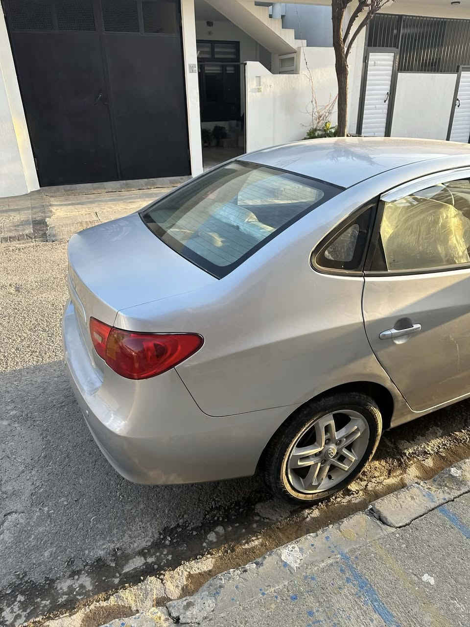 هۆندا ئاڤانتی ٢٠٠٨لۆک لۆک 
بێ چاڵ و شوخت 
بەردی بیلادی تێدا
کوشن جلد و هیتەر  جەگ
ئاوێنەشەفت
تەبریت لەمس

سەیارەکە مەسرەف کراوە هیچ مەسروفێکی تیا نیە تا بڵێ جوانە بێ چاڵ و شوختە 
ڕۆنی تازە گۆڕاوە ٤تایەی لۆکی لەژێرە

سەقفی وەک و شوشەیە 
کەفەر گۆڕاو بە شەرت 
گێڕ و مەکینەی بەشەرت
سەرە دەبڵی لای سەکنی گۆڕاوە
 نرخی ٤٦گەلاو کەمێک مەجال

شوێن چوارقوڕنە 

***********
