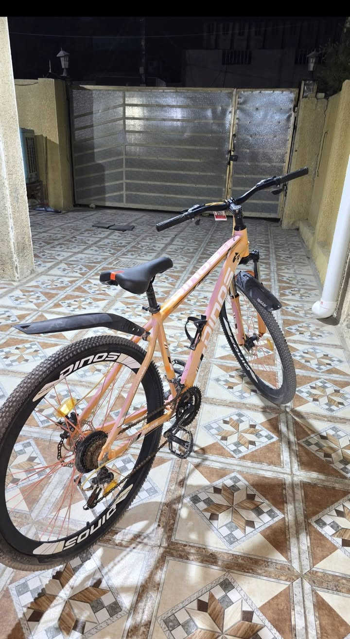 للبيع Mountain Bike نظيفة جدًا
 لون مميز وجذاب يلفت النظر
 سرعات Shimano الأصلية تبديل ناعم وخفيف
 تايرات عريضة وثبات عالي بالطريق
مريحة بالقيادة ومناسبة للمشاوير والطلعات
 مزودة بحامل قنينة + رفارف حماية
شكل رياضي وفخم 
حجم 29
استعمال خفيف
فقط يحتاج تقسيم للكير وبريكات 
مكاني بغداد الحسينية 
السعر 125 
***********

