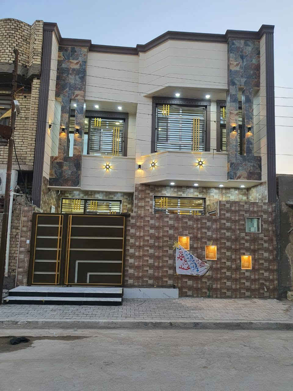 السلام عليكم 
دار للبيع مساحة ١٢٨م طابو صرف صابقين بناء حديث درجة أولى ملحق حي الاسرة للاستفسار ***********او***********
