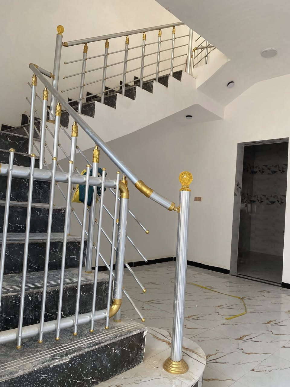 السلام عليكم بيت للبيع طابو 100 متر تزال 11 اونص  وعرض الوجهيه 8 اونص البيت طابقين الطابق الول ديوانيه صاله مطبخ غرفه عمامات داخله اوخارجيه  طارمه  طابق الثاني عدد الغرف 3 صاله حمام اوتواليت داخلي درج بيتونه ستاره البيت بناء جديد 2025 ماي مجاري كهرباء طبليط بابك ابيت كلش نضيف مثل مامضح بلصوره رقم العقار 3497 مقاطع 3 
الستفسار اذا الرقم بي وتساب ***********
