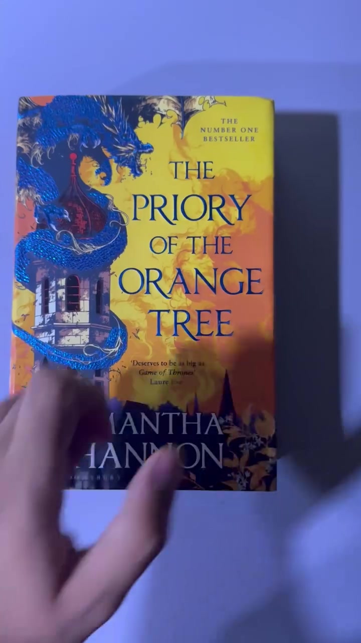 معروض للبيع
 the priory of the orange tree
A day of fallen night

نسخ اصليه غير مستعمله السعر للكتابين 35 الف 

The Priory of the Orange Tree هي رواية فانتازيا ملحمية ضخمة للكاتبة Samantha Shannon، صدرت عام 2019، وتُعد من أشهر أعمال الفانتازيا الحديثة.

الفكرة العامة (بدون حرق)

تدور الأحداث في عالم خيالي منقسم بين ممالك وثقافات مختلفة، يعيش تحت تهديد تنين قديم ومرعب يُعرف باسم The Nameless One. بينما تقترب نبوءة قديمة من التحقق، تجد شخصيات من أنحاء العالم نفسها متورطة في صراع قد يحدد مصير البشري.
A day of fallen night

A Day of Fallen Night هي الرواية الثانية في عالم Roots of Chaos للكاتبة Samantha Shannon، لكنها تحدث قبل أحداث The Priory of the Orange Tree بحوالي 500 سنة. صدرت عام 2023 وتُعد رواية مستقلة يمكن قراءتها دون معرفة مسبقة بالعالم، رغم أن معظم القراء يفضلون البدء بـ The Priory of the Orange Tree.  

بدون حرق

تدور القصة في فترة يُعتقد فيها أن خطر التنانين الشريرة قد انتهى منذ زمن طويل، لكن علامات قديمة تبدأ بالظهور من جديد. الرواية تتبع عدة شخصيات رئيسية من مناطق مختلفة من العالم.


**إذا كنت صاحب هذا الإعلان وتريد حذفه لأي سبب، رجاءا أرسل رسالة إلى الدعم الفني**