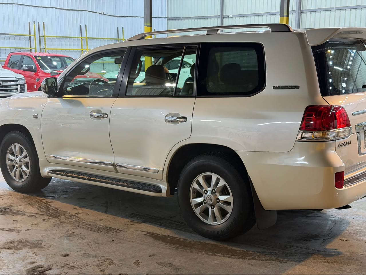 السلام عليكم 
لاند كروز موديل 2011 ستينيه كفاله من الضربه رقم بغداد 
ماشيه 270 كيلو السياره مال جناي على أيد وحده جديده ونظافه فوول السعر 35 الف للاستفسار *********** ناصرية, ذي قار
