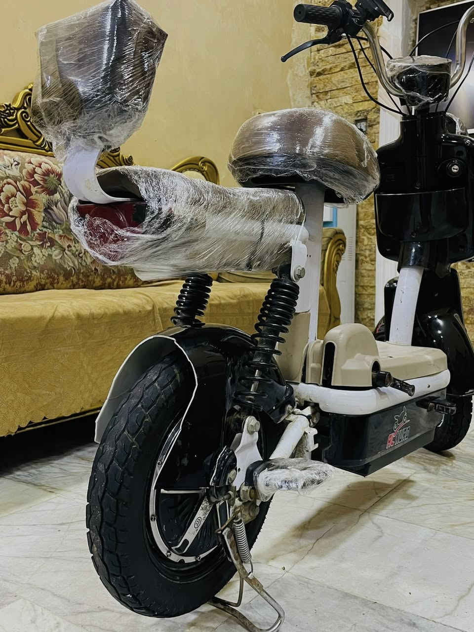 سلام عليكم  للبيع دراجه شحن حجم 14 
اربع بطاريات جديده 
تاير امامي خلفي جدد 
سويج بصمه كارت 
كهربائيات كله شغاله 
السعر 245الف وبي مجال 
مكان بغداد جديده 
اتصال ***********
