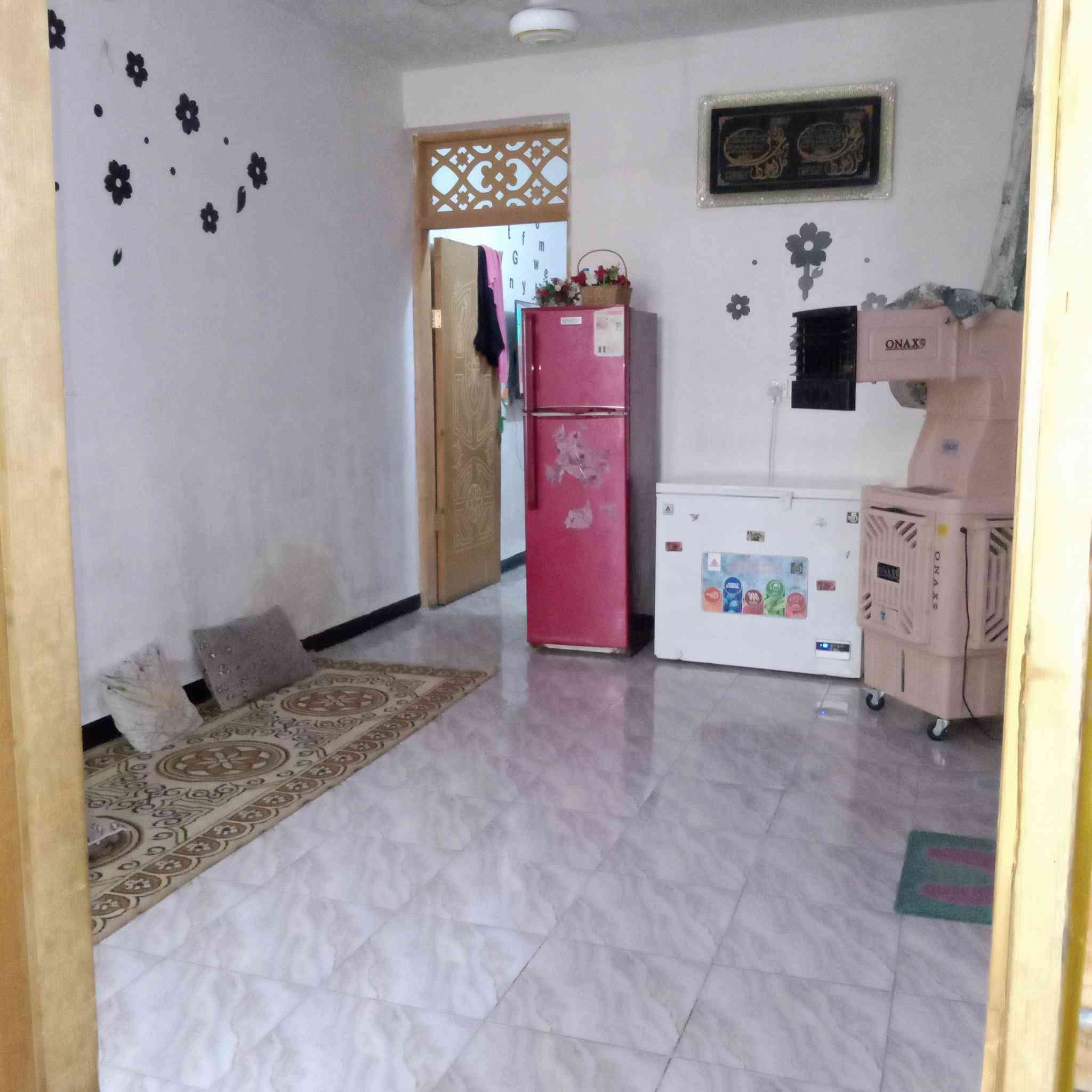 السلام عليكم من رخصه الادمن بيت للبيع في منطقه ابو درع أم الكبر والغزلان يتكون من استقبال وصاله ومطبخ وغرفة وصحيات المساحه ٩٨ الواجهه ٧ نهايه الفرع كهوه تعلوله مقابل حي الكوفه السعر ٦٥ وبي مجال الاتصال على الرقم *********** متواجد على الواتساب
