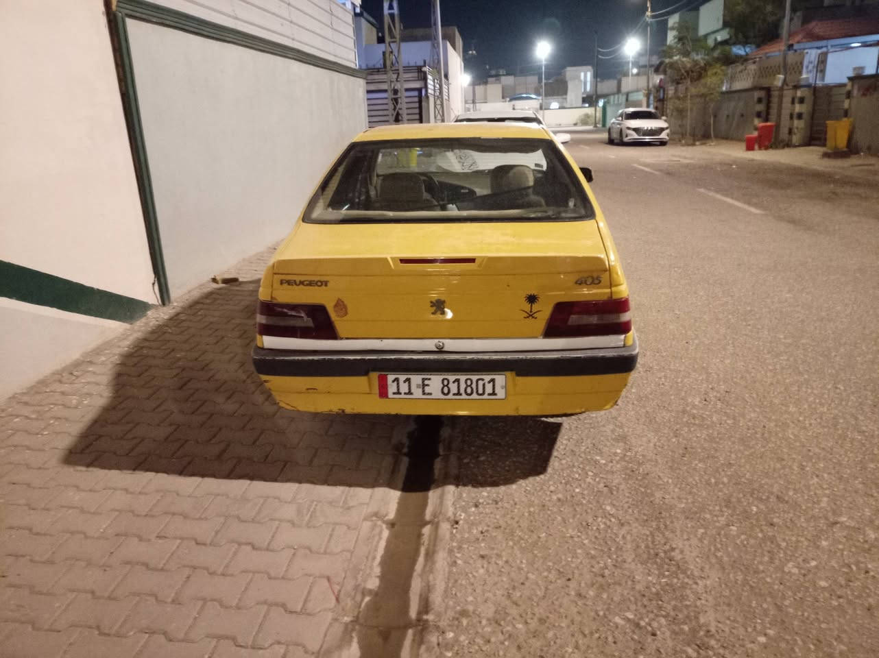 السلام عليكم 
بيجو 405 لميس موديل 2012
رقم بغداد دولي مصفرة ماعليه لا هيئه ولا غرامات  مكينة وكير خير من الله بس يرادله حدادية السعر 
25  ورقة وبيه مجال قليل 
***********
مكان سيارة نجف
