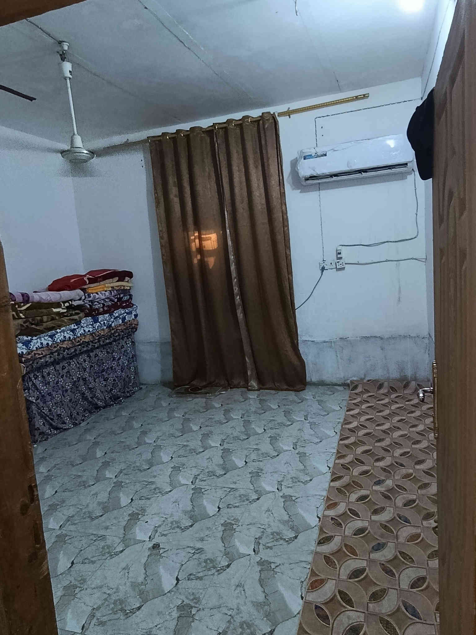 بيت زراعي للبيع مناسب دغاره سند مساحه  ١٦٠متر قريب عل سوك دغاره  يتكون من غرفتين وصاله ومطبخ وصحيات ماء وكهرباء ومولده جاهز سعر خاص  ***********
