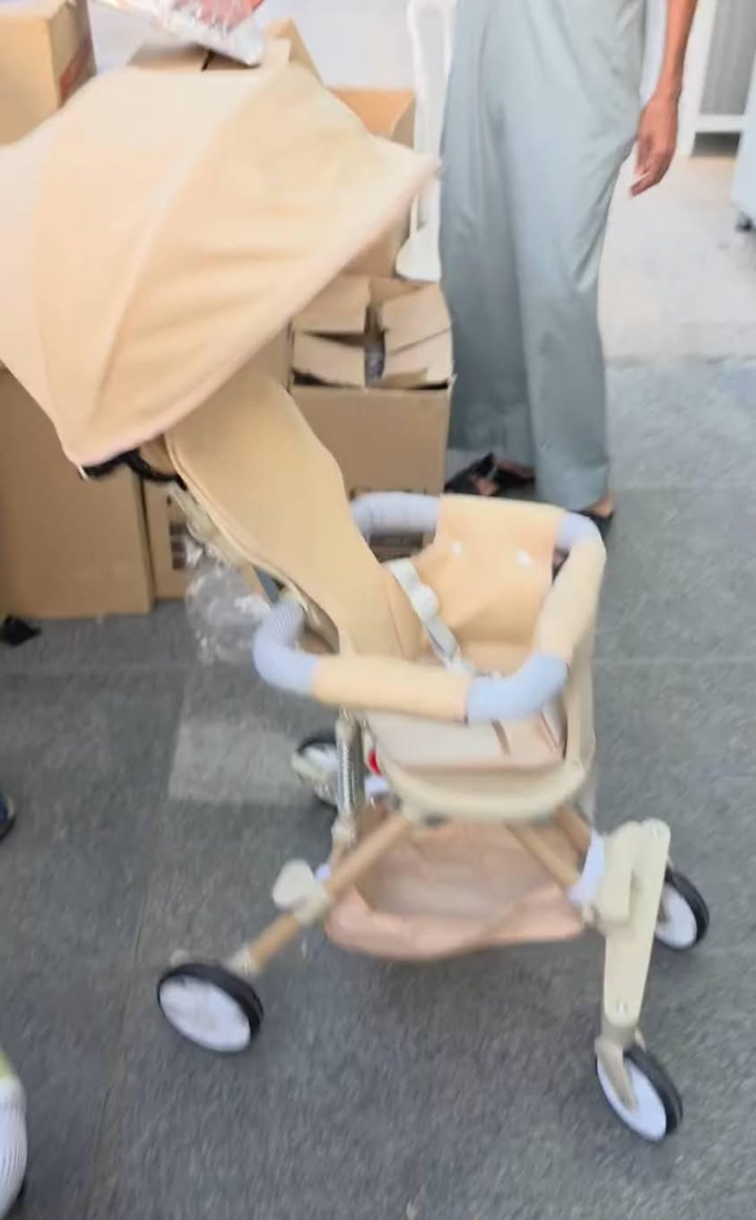 الف رحمه على روح امه وابو الي يعلقلي هذا باب رزقي الوحيد الي يعلقلي 
كرسي أطفال عملي بتصميم أنيق ومريح، مثالي للنزهات والمشاوير اليومية.
 مزوّد بمظلّة واقية من الشمس لحماية الطفل من الأشعة المباشرة.
يحتوي على حزام أمان قوي لضمان سلامة الطفل أثناء الحركة.
مقبض مريح للتحكم السلس في الاتجاهات مع إمكانية التعديل حسب الطول المطلوب.

مقعد مبطّن بتصميم مريح يوفّر دعمًا ممتازًا للظهر.
 
سلة سفلية عملية لتخزين الأغراض الأساسية أثناء التنقل

 عجلات مرنة تمنح قيادة ثابتة وسهلة على مختلف الأسطح.
تصميم أنيق يجمع بين الراحة والأمان والأناقة في منتج واحد
للحجز والاستفسار مراسلة الصفحه تتوفر خدمة توصيل بغداد, العراق


**إذا كنت صاحب هذا الإعلان وتريد حذفه لأي سبب، رجاءا أرسل رسالة إلى الدعم الفني**