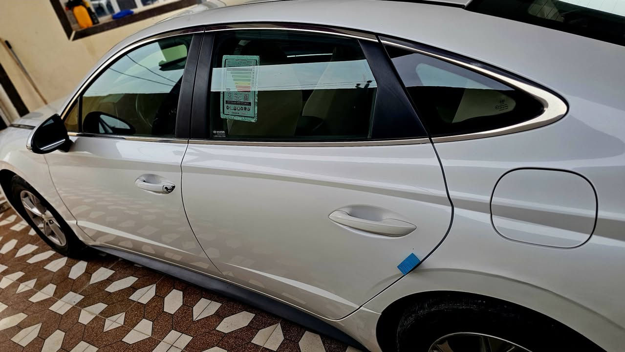 السلام عليكم
للبيع سوناتا 2022 وارد امريكي محرك 2500 نص فول 
معوقين نهاية سنه 2026 تصير حره تبريد ومحرك وكير خير من الله حداديه جاهزه السعر 150 وبيها مجال 
***********
