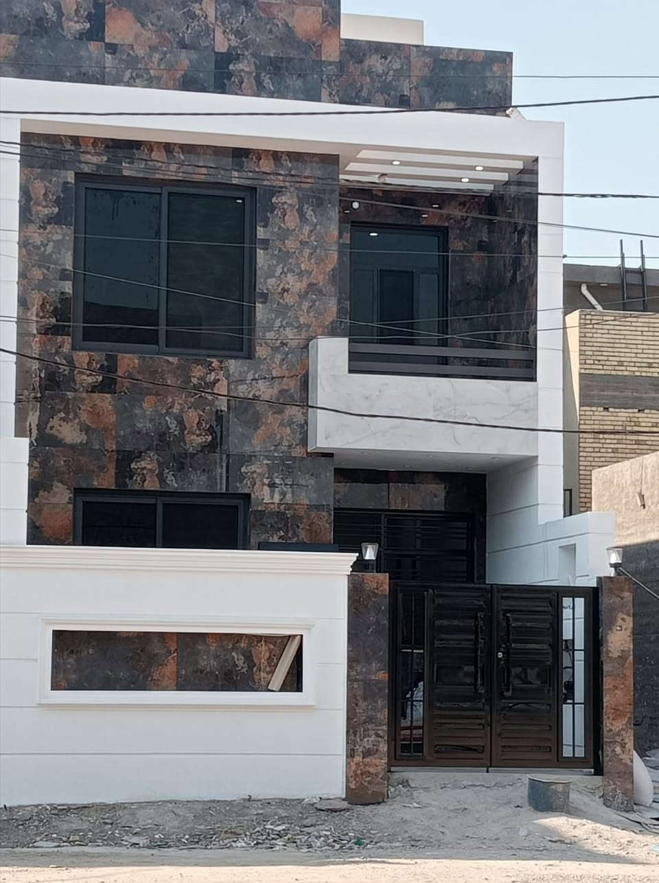 دار بناء حديث للبيع
مساحته/125 متر مربع
واجهة/6.25*20
سنة بناء/2024
موقع/الزعفرانية_الوليد_الأمن الوطني 
السعر/ 210 مليون قابل للتفاوض
يتكون من طابقين،حديقة،بتونة واسعة مع سطحين، 3غرف ، 
نوم،استقبال، 2هول 
 

للتواصل/ 
***********
***********
