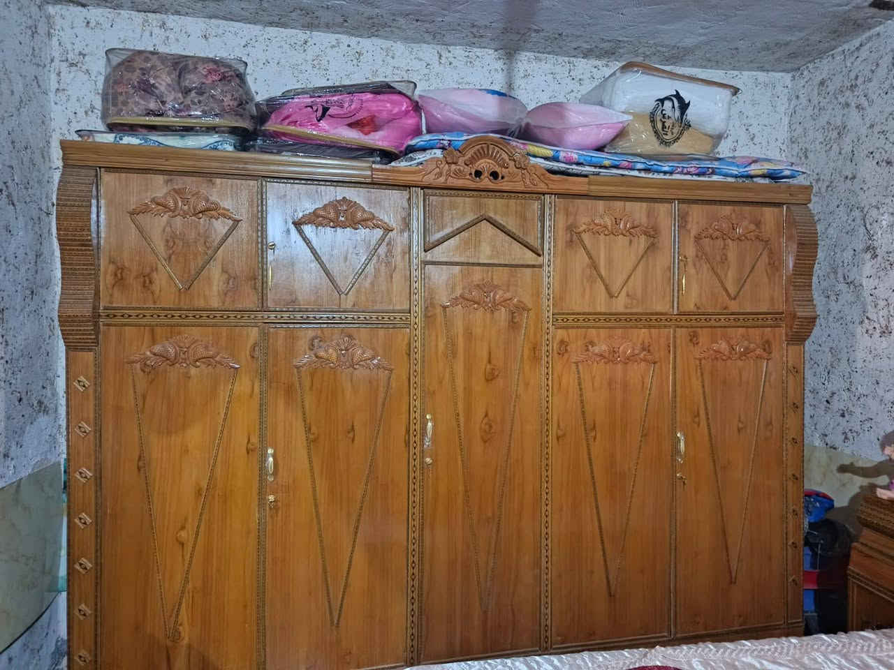 سلام عليكم مكلف بلنشر غرفه نوم تسكام للبيع صارله شهر من مخذه الولد مكان حي جسمان سعر 750 وبيه مجال رقم تواصل واتساب ‏‪***********‬‏
