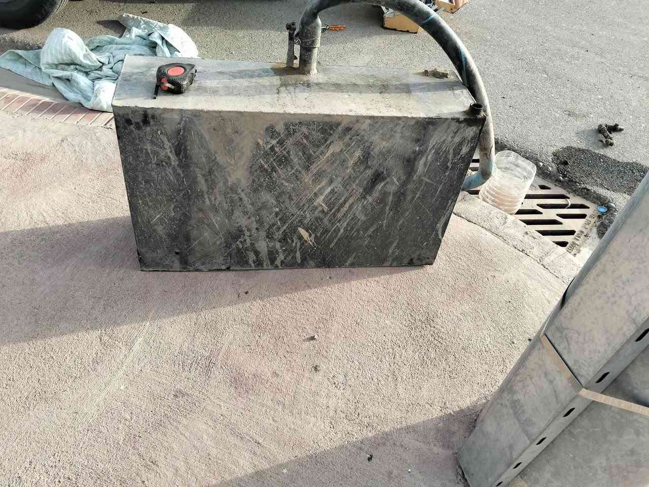 سڵاو هاوڕێیان
تەنکی بنزین بۆ فرۆشتن نزیك 100لتر دەگرێت 
85سم بە50سم  بەرزیەکەشی 25سم بۆ نەوتیش دەبێت
دەتوانیت بۆ پیکاب بۆ ژێر سەیارە داینێیت  پلێتێکی پاش دروست کراوە 100هەزاری تێ چوە
سعری 75معامەلە
کلار مامۆستایان
***********
