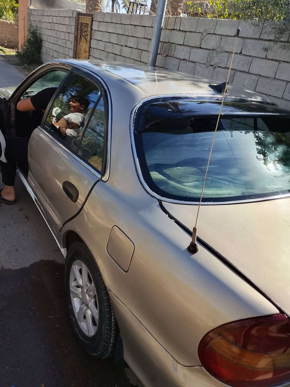 السلام عليكم 
سوناتا 3
موديل 2000
رقم بغداد 
سنويه بأسمي لحد 29
هزه جديده صار سبوع 
كير محرك مكفول .. صدر امامي خلفي جديد..
درايم شفتات جدد مال قطع البارحه بدلته  
غرفه نضيفه تدفئه شغاله.. تايرات نضيفه.. سياره جاهزه من كلشي نقص فقط تبريد..
السعر 48 وبيه مجال 
***********
