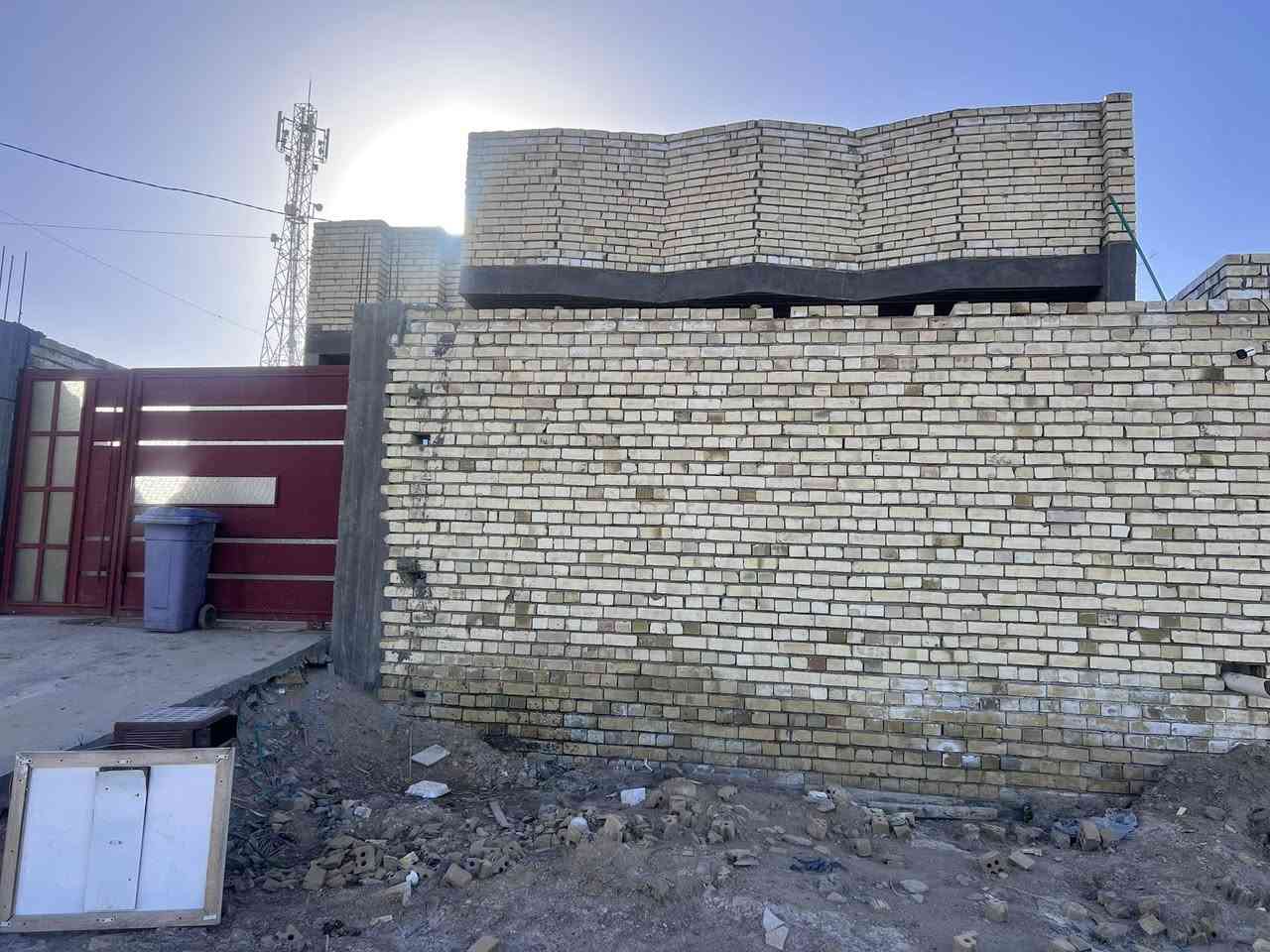 السلام عليكم 
طابو صرف     طابو صرف     طابو صرف 

يتوفر دار سكني طابو صرف للبيع مساحته 200م بناء سنة 2024 يحتوي على غرفتين نوم وصالة واستقبال ومطبخ حار وبارد ومجموعة صحية داخلية وخارجية وطارمة كبيره وحديقة موقعه في المسيب / قطع معمل سمنت السده تبعد 140 م عن الشارع العام السعر المطلوب للبيع 160 مليون تحويل باسم المشتري مباشرتا للاستفسار الاتصال بالرقم *********** او مراسلة الصفحة
