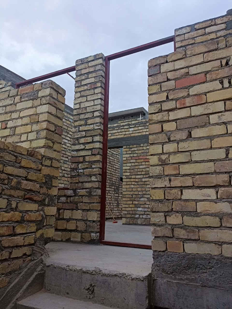 يوجد مشتمل مساحه 88 م طابو ملك صرف   في حي التأميم الثانيه   الشارع 15م كدامه حديقه مقبل على تبليط البناء طابوك
الطابق الارضي غرفه مطبخ وصاله وصحيات
الطابق الثاني 🏠 هيكل
مكلف بالنشر رقم صاحب المشتمل ***********
