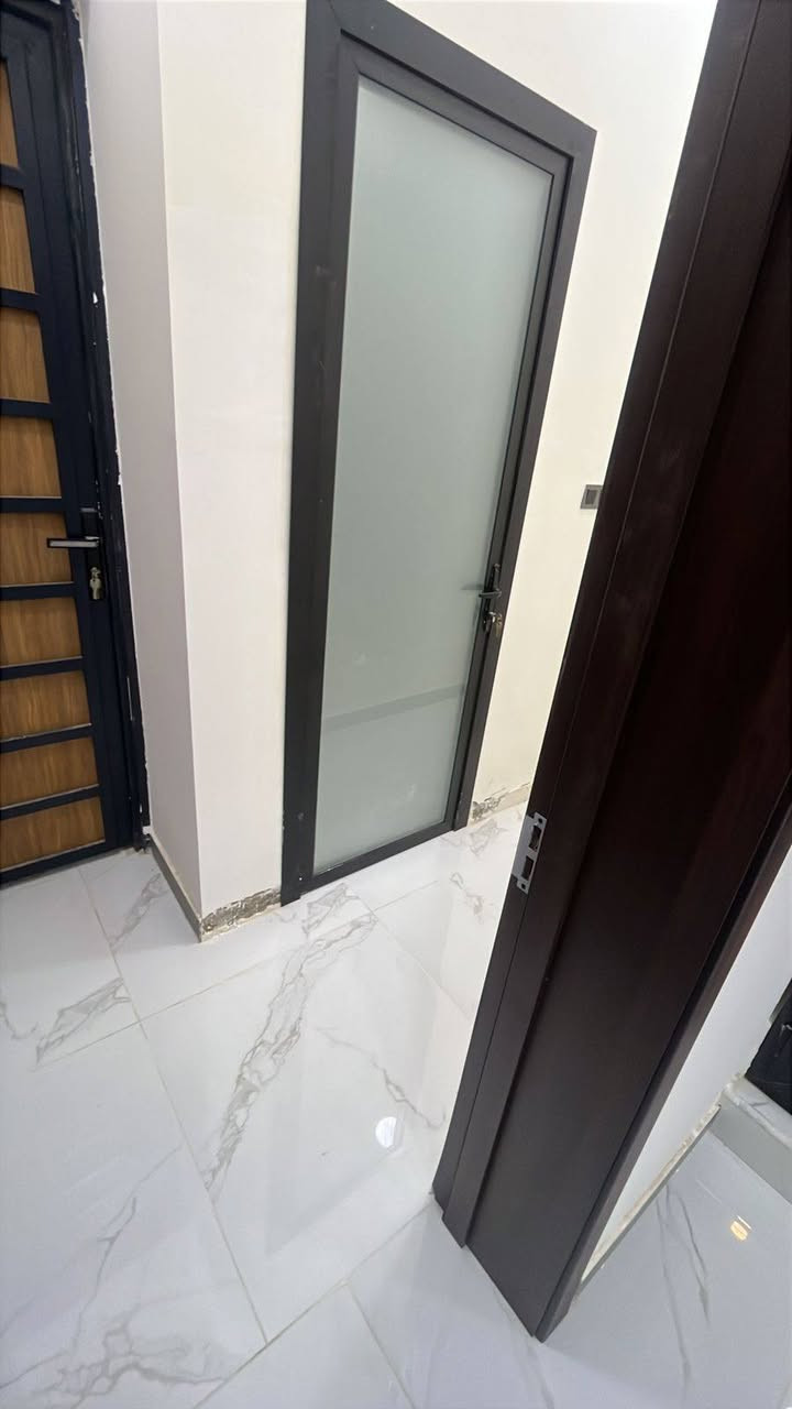 بيت للبيع مساحه 150م طابقين 
اسهم قرب المستشفى التركي 
الطابق الاول استقبال وغرفه وصاله ومطبخ وصحيات داخليه وخارجيه 
والطابق الثاني غرفتين وصاله 
الاستفسار ***********
